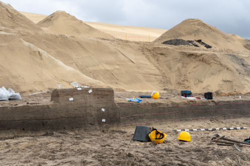 Le chantier de fouilles arch&eacute;ologiques de la Dune du Pilat, avec des marquages sur le sable.