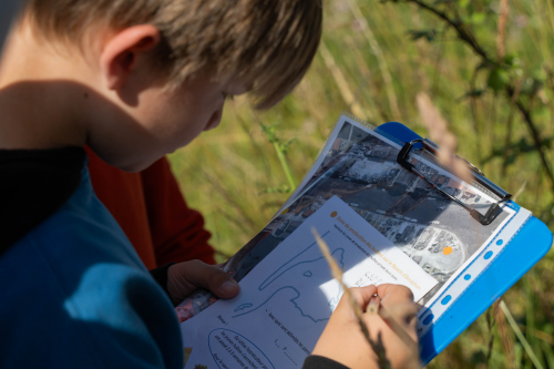 Un coll&eacute;gien regarde une carte pr&eacute;sentant les zones de production d'hu&icirc;tres sur le bassin d'Arcachon.