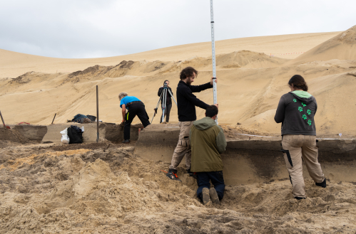 Un groupe de cinq arch&eacute;ologues sur le chantier de fouilles de la Dune du Pilat