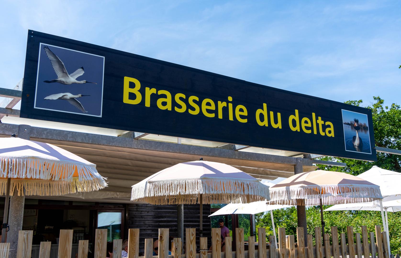 Terrasse de la Brasserie du delta, à l'entrée de la Réserve ornithologique du Teich.