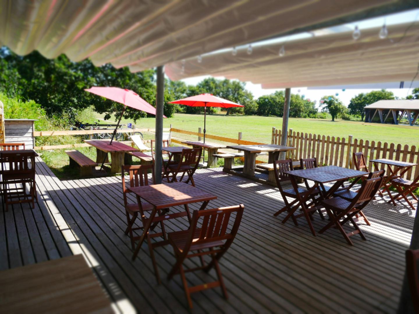 Terrasse de la Brasserie du delta, à l'entrée de la Réserve ornithologique du Teich.