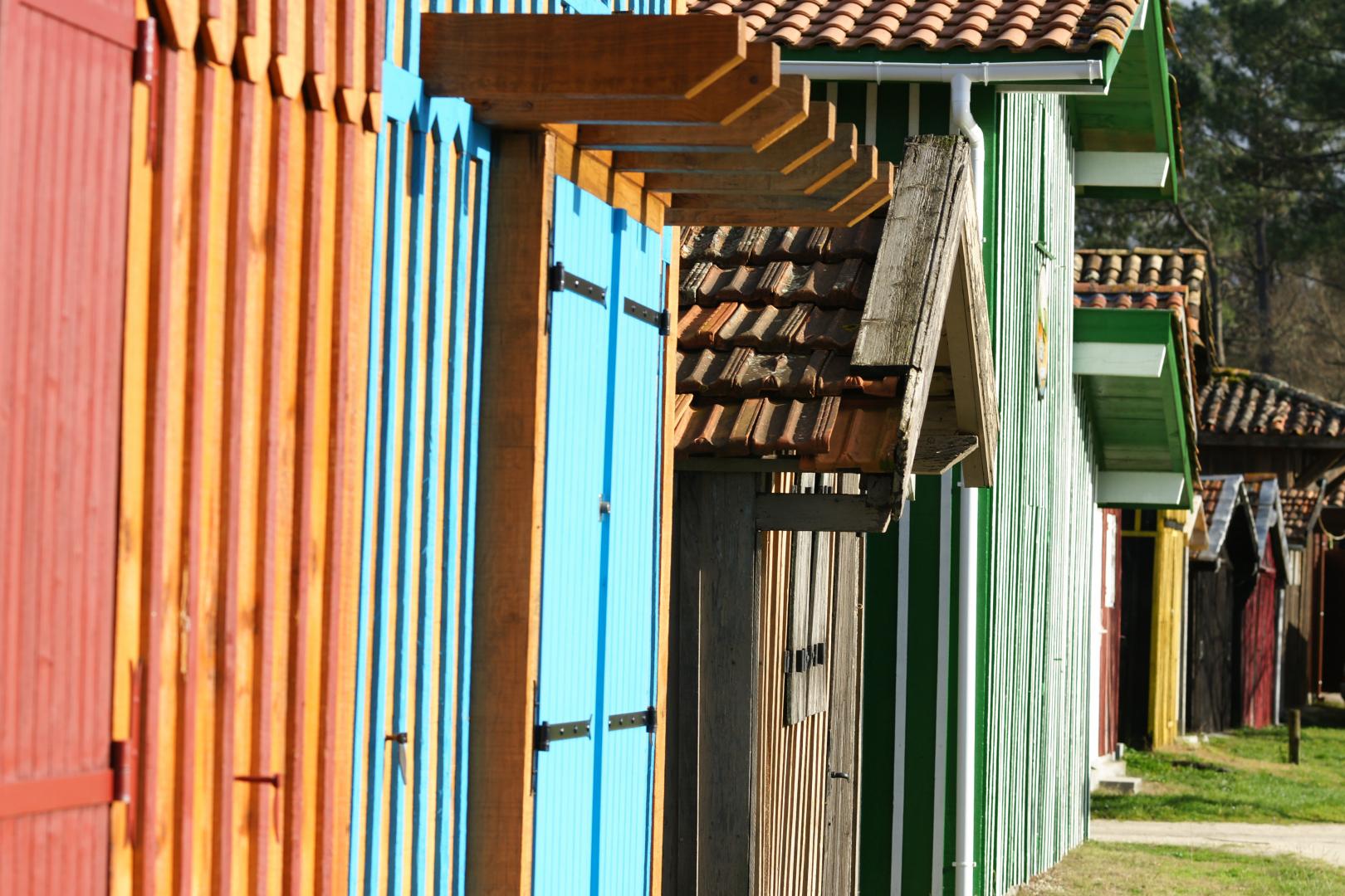 Cabanes ostréicoles colorées, sur le port des Tuiles de Biganos